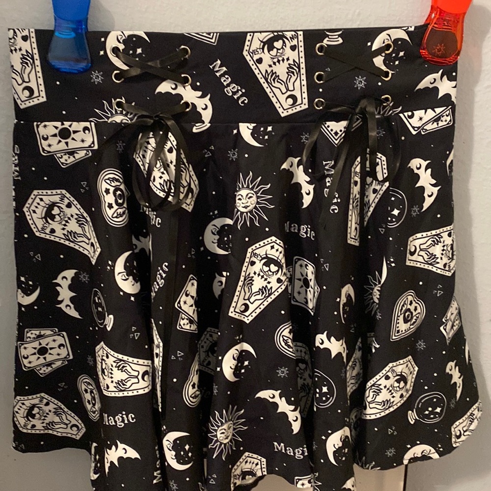 Romwe witchy print lace tie skirt NWT Size Large